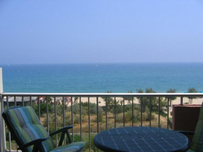 Studio avec terrasse et parking au Lavandou, accès direct plage - FR-1-251-804